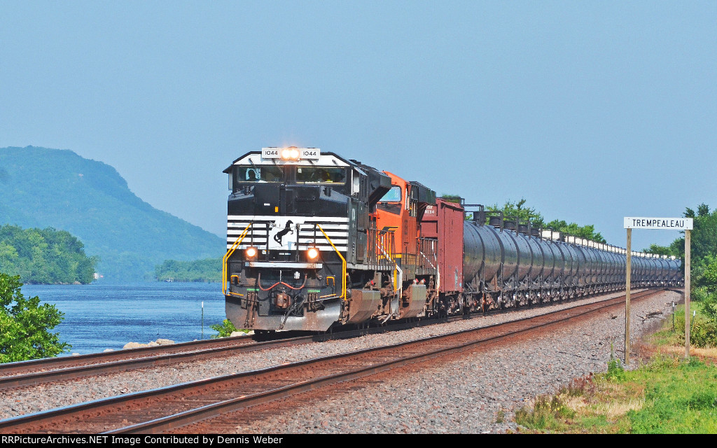 NS  1044,  BNSF's    St.Croix   Sub. 